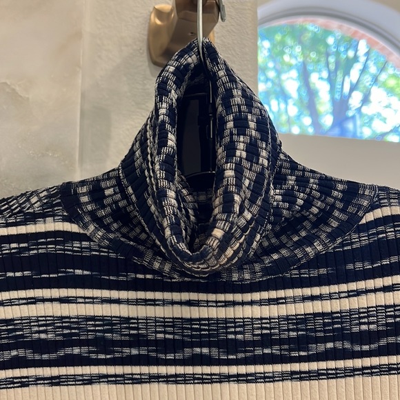 Tory Burch Long-Sleeved Turtle Neck Sweater. Tory navy and cream color. SZ XS. - Picture 2 of 10